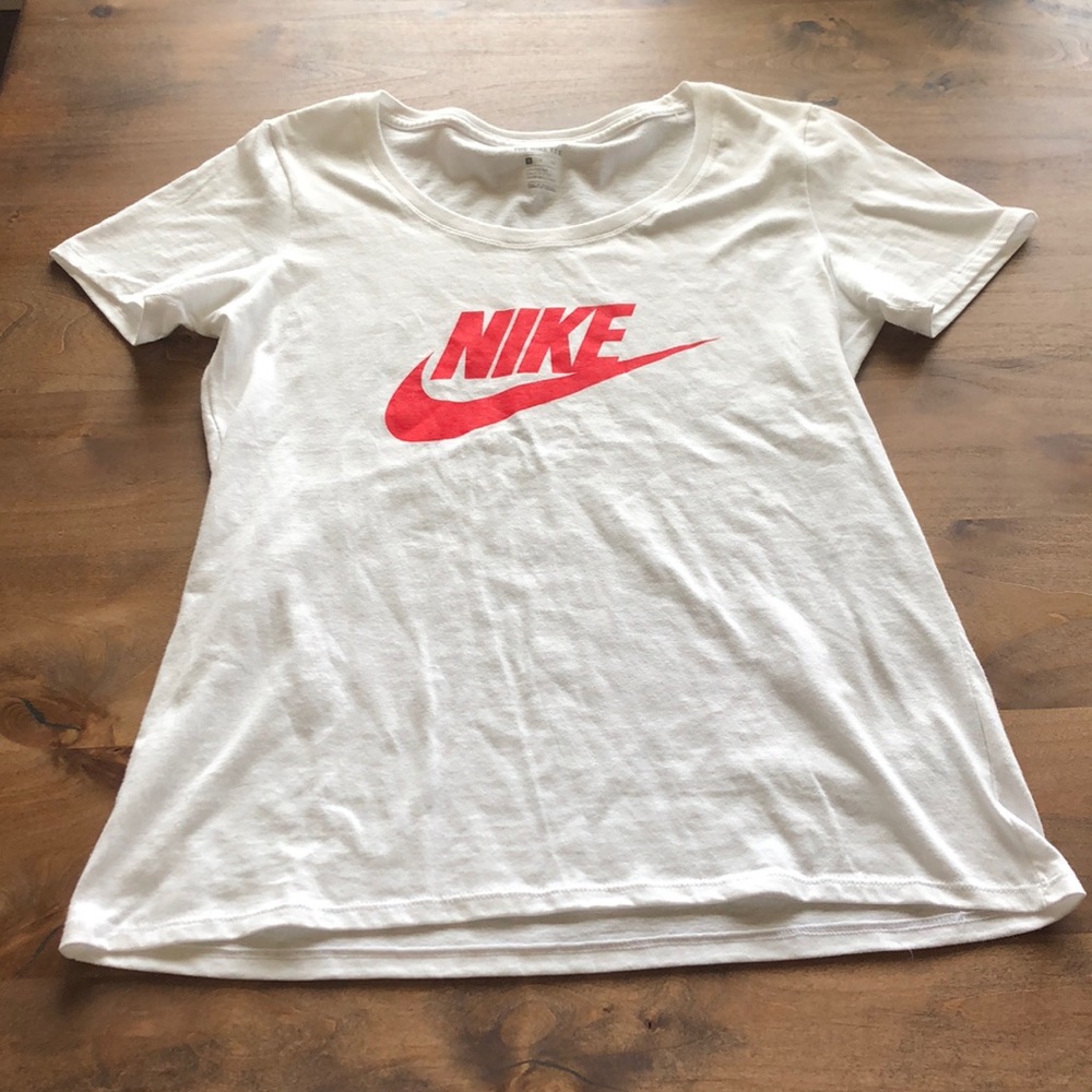 NIKE T-SHIRT WITH RED LOGO